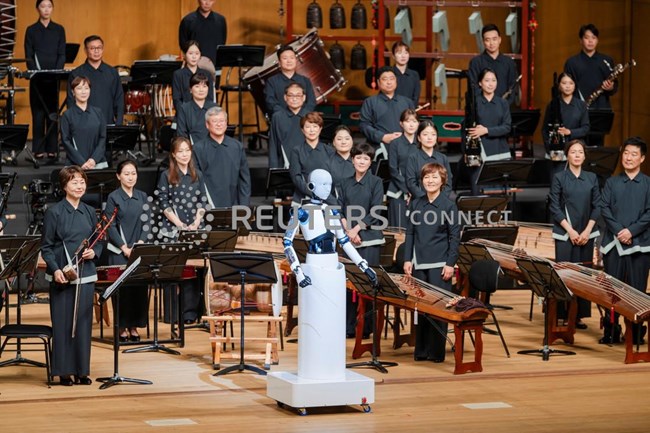 Robot làm “nhạc trưởng” chỉ huy dàn nhạc trong đêm diễn tại Seoul, Hàn Quốc (1/7/2023)